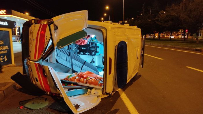 Nevşehir'de yaralı taşıyan ambulans otomobil ile çarpıştı