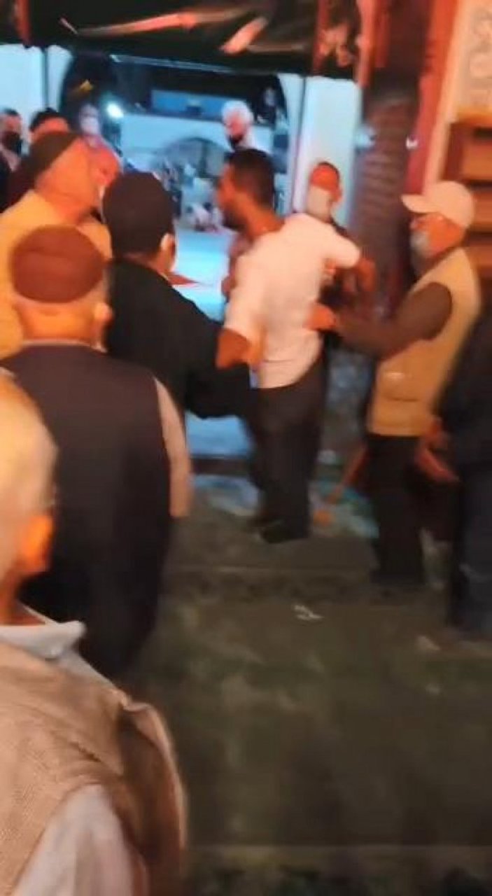 Sultangazi’de alkollü şahıs, camide arbede çıkardı