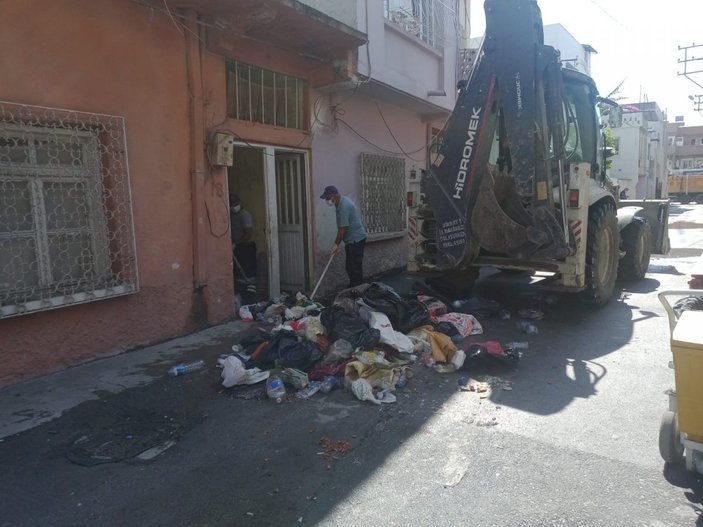 Adana’da, evden 9 kamyon çöp çıktı