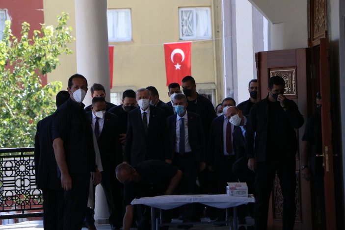 Cumhurbaşkanı Erdoğan, cuma namazını Mersin'de kıldı