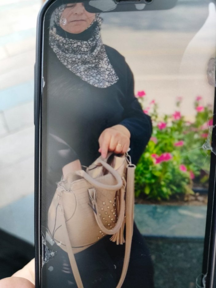 Antalya’da Filistinli aile, içinde para ve ziynet eşyaları olan çantayı parkta unuttu