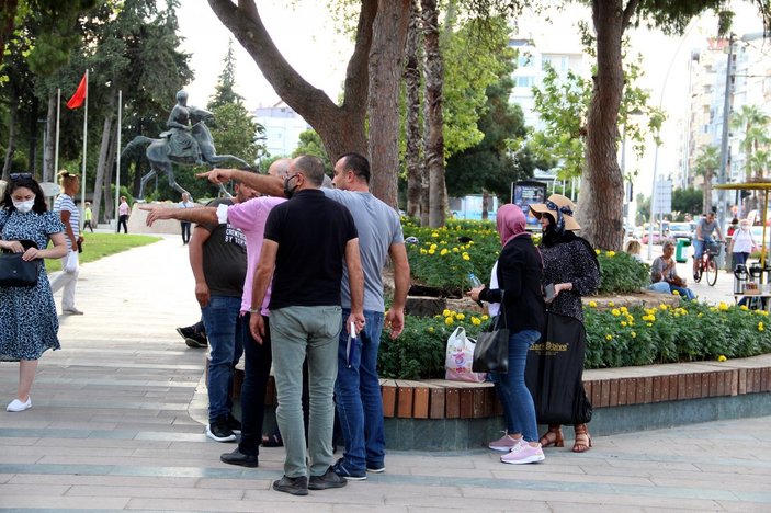 Antalya’da Filistinli aile, içinde para ve ziynet eşyaları olan çantayı parkta unuttu