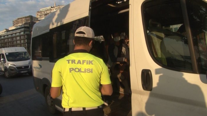 Beyoğlu'nda polis, okul taşıtlarını denetledi
