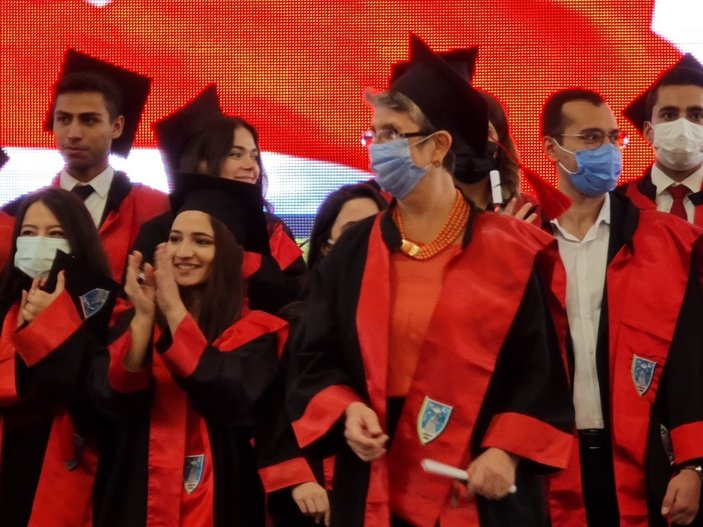 Ankara'dan mezun olan doktor, aynı üniversitenin hukuk fakültesini bitirdi