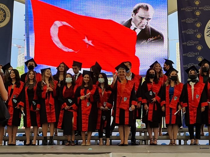 Ankara'dan mezun olan doktor, aynı üniversitenin hukuk fakültesini bitirdi
