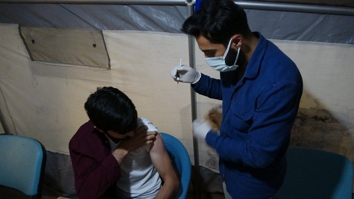Hakkari'deki sağlıkçılar aşıya aralıksız devam ediyor