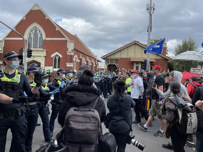 Avustralya’da karantina karşıtları sokağa döküldü