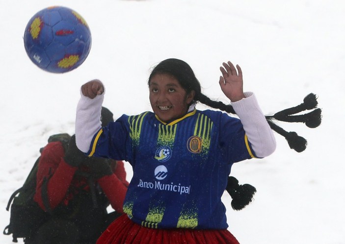 Bolivyalı dağcı kadınlar 6 bin metrede top koşturdu