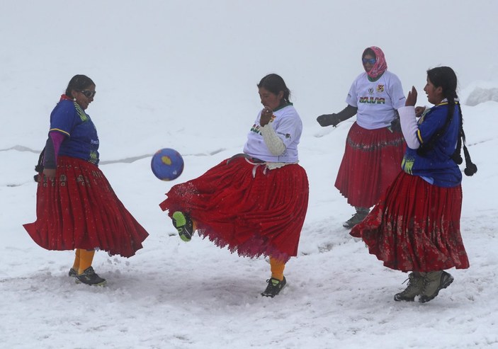 Bolivyalı dağcı kadınlar 6 bin metrede top koşturdu