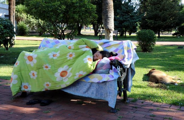 Samsun'da annesini kaybeden genç kadın parkta yatıyor