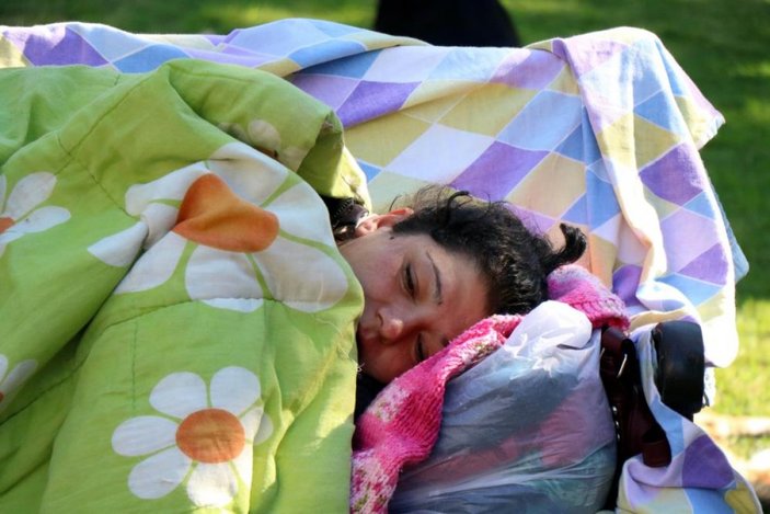 Samsun'da annesini kaybeden genç kadın parkta yatıyor