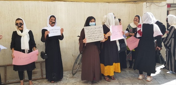 Afgan kadınları eğitim hakları için 'sessiz protesto' düzenledi