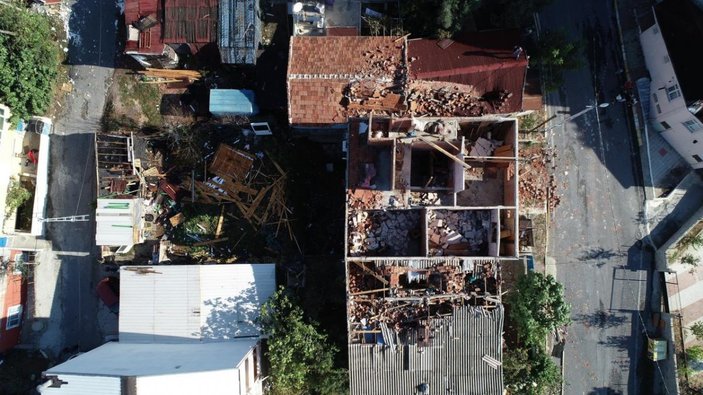 İstanbul'da çıkan fırtına, Sultangazi'deki evlerin çatısını uçurdu