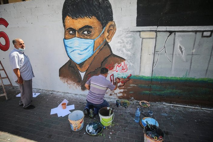 İsrail hapishanesinden kaçan Filistinliler, Gazze'de duvarlara resmedildi