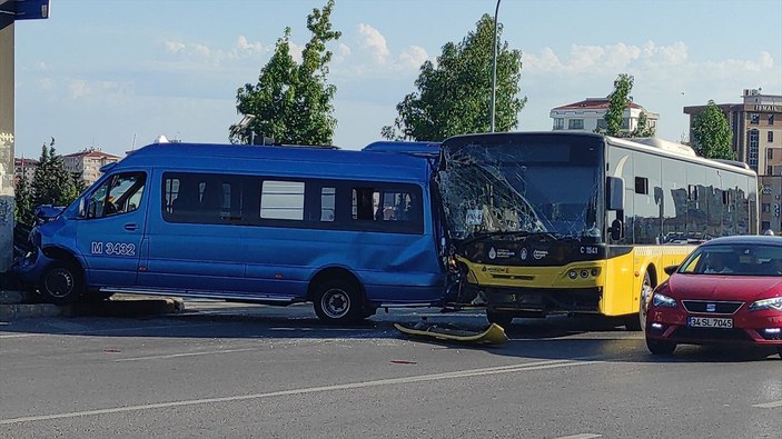 Ataşehir'de İETT otobüsü yolcu minibüsüne çarptı