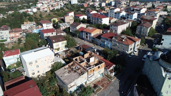 İstanbul'da çıkan fırtına, Sultangazi'deki evlerin çatısını uçurdu