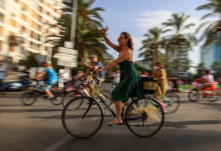 İzmir'de Süslü Kadınlar, pedal çevirdi
