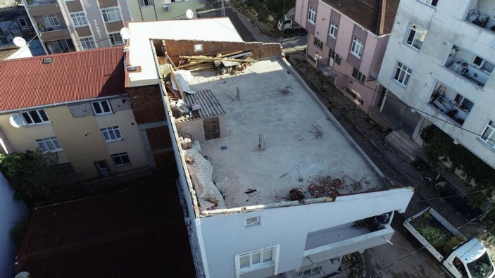 İstanbul'da çıkan fırtına, Sultangazi'deki evlerin çatısını uçurdu