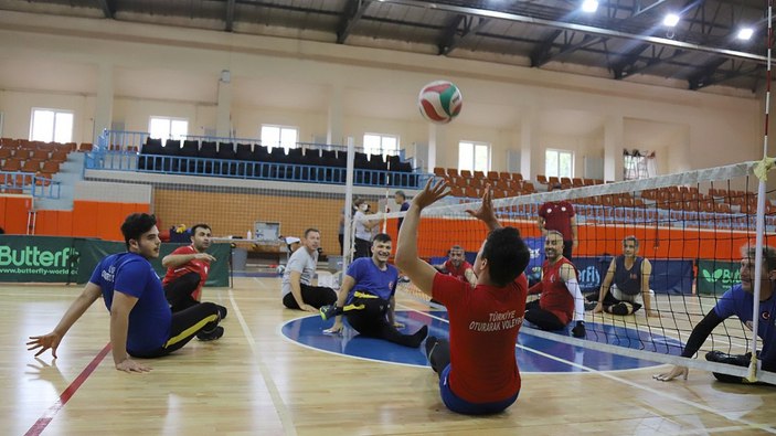 Esad rejiminin saldırısında bacağını kaybeden İbrahim, voleybol ile hayata döndü