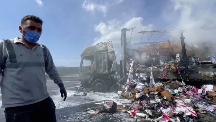 Kuzey Marmara Otoyolu’nda tekstil ürünü yüklü tır alev alev yandı