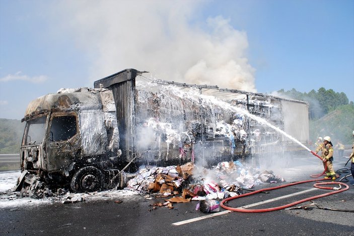 Kuzey Marmara Otoyolu’nda tekstil ürünü yüklü tır alev alev yandı