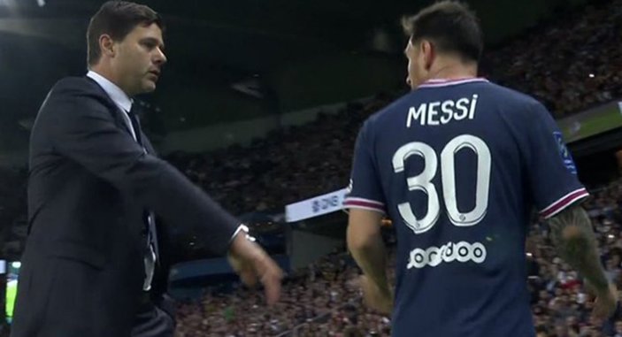 Oyundan alınan Lionel Messi hocasının elini sıkmadı