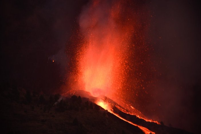 Kanarya Adaları'nda lavlar püskürünce 5 bin kişi tahliye edildi