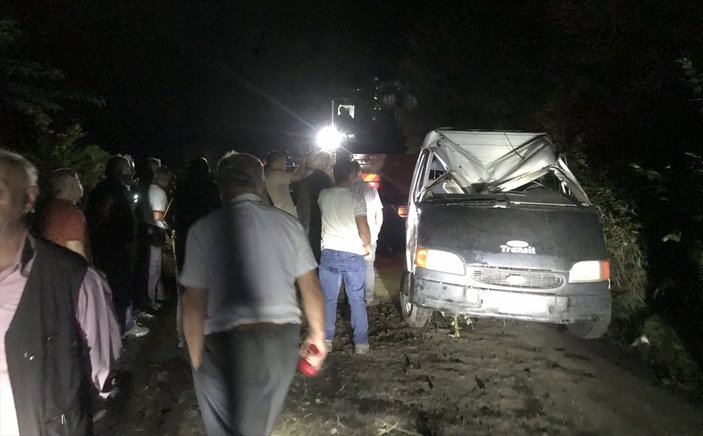 Samsun'da işçileri taşıyan minibüs devrildi: 13 yaralı