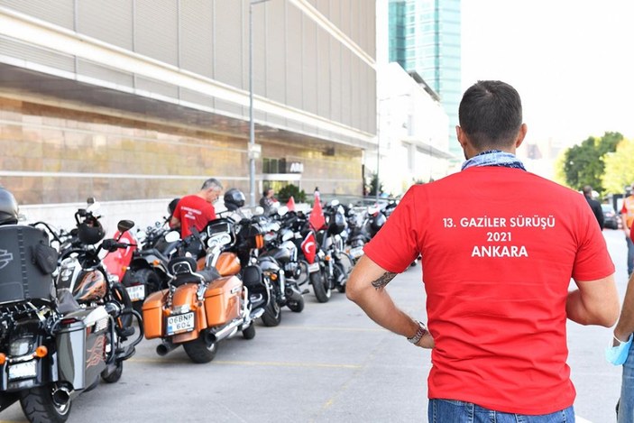 Ankara'da 400 motosiklet tutkunu, gaziler için tur attı