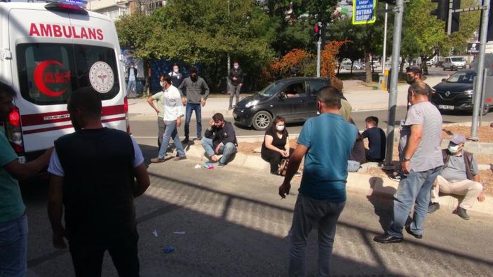 i Kocaeli'de otobüsün kaza yapması sonucu yaralı yolcular kendini kaldırıma attı