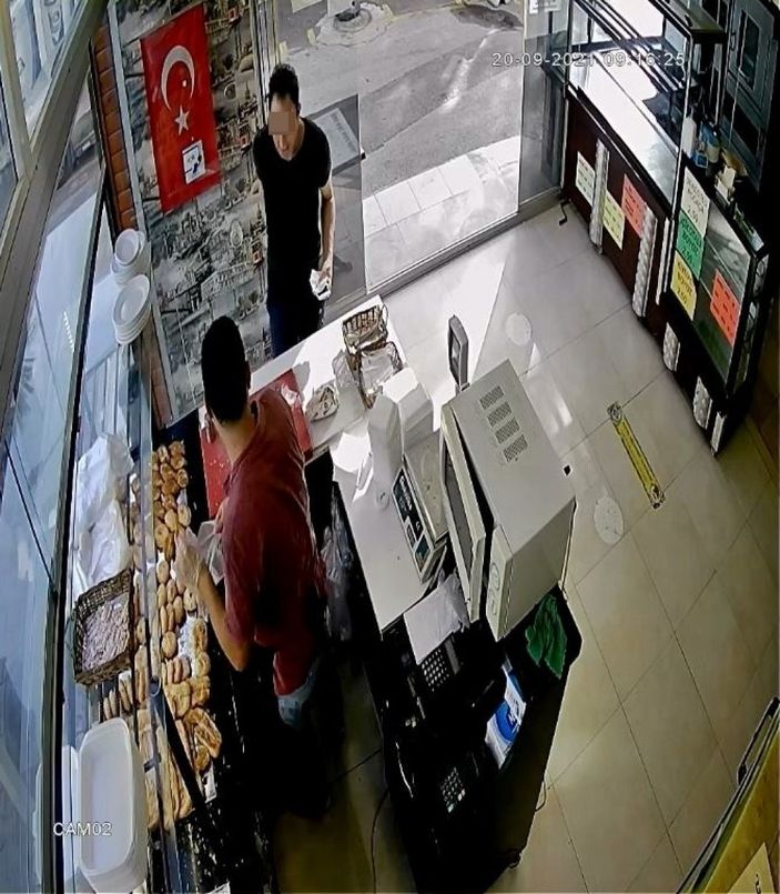 i Antalya'da hırsız etrafındaki müşterilere rağmen yere düşen cüzdanı aldı