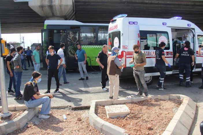 i Kocaeli'de otobüsün kaza yapması sonucu yaralı yolcular kendini kaldırıma attı
