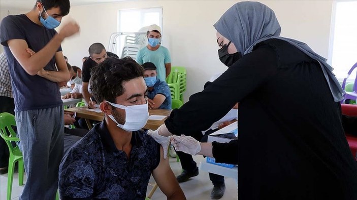 Elazığ'da anonsla çağrılan köylüler, taziye evinde koronavirüs aşısı oluyor