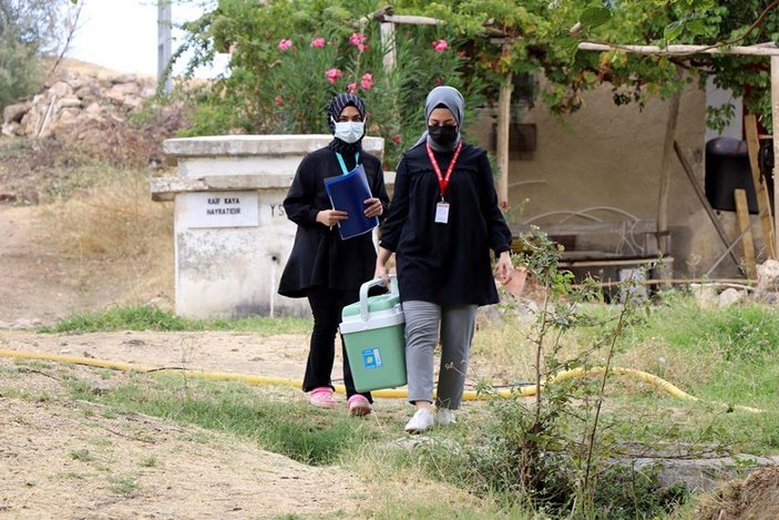 Elazığ'da anonsla çağrılan köylüler, taziye evinde koronavirüs aşısı oluyor