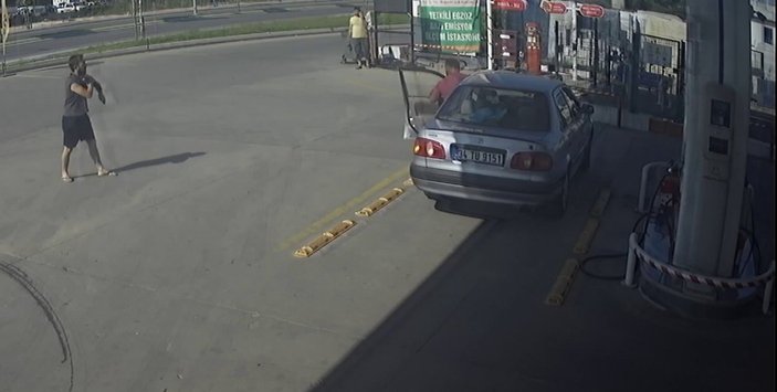Sakarya’da, sürücüyü yaka paça dışarı atıp otomobili gasbetti