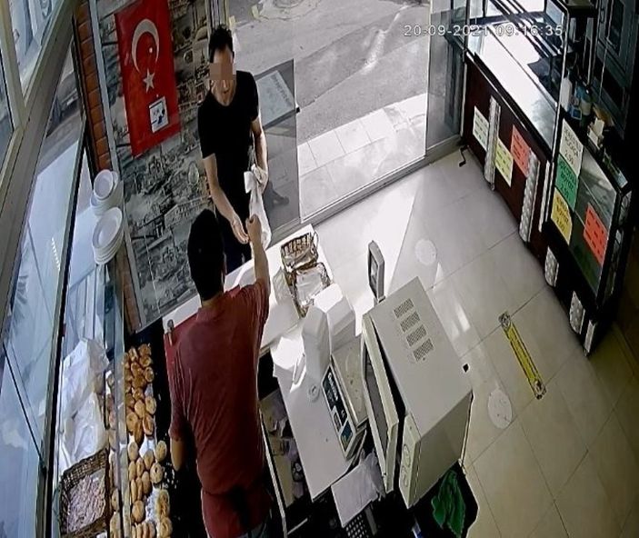 i Antalya'da hırsız etrafındaki müşterilere rağmen yere düşen cüzdanı aldı