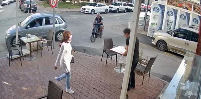 i Antalya'da hırsız etrafındaki müşterilere rağmen yere düşen cüzdanı aldı