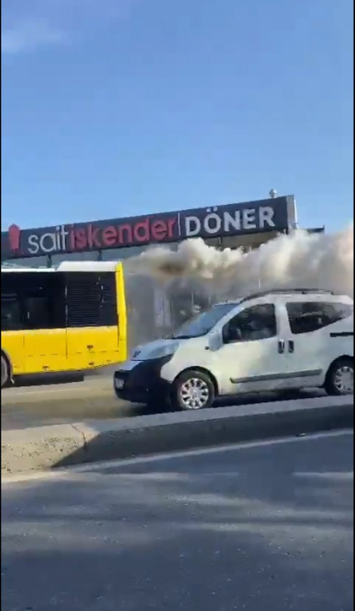 İstanbul'da arızalanan İETT, dumanlar çıkararak yoluna devam etti