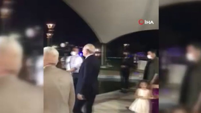 Kılıçdaroğlu’nu takip eden kameraman havuza düştü