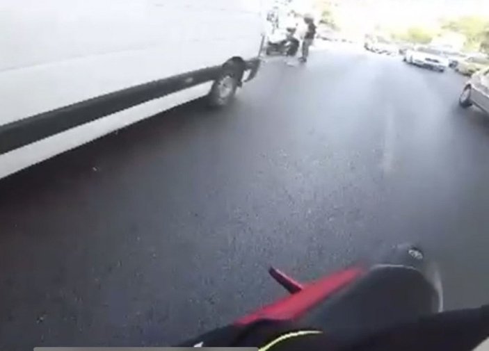 Sarıyer’de trafikte, ucuna bıçak bağlı sopa ile motosiklet sürücüsüne saldırdı