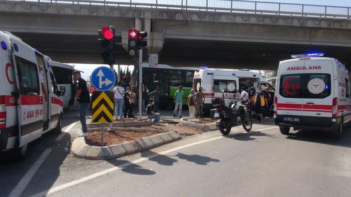 i Kocaeli'de otobüsün kaza yapması sonucu yaralı yolcular kendini kaldırıma attı