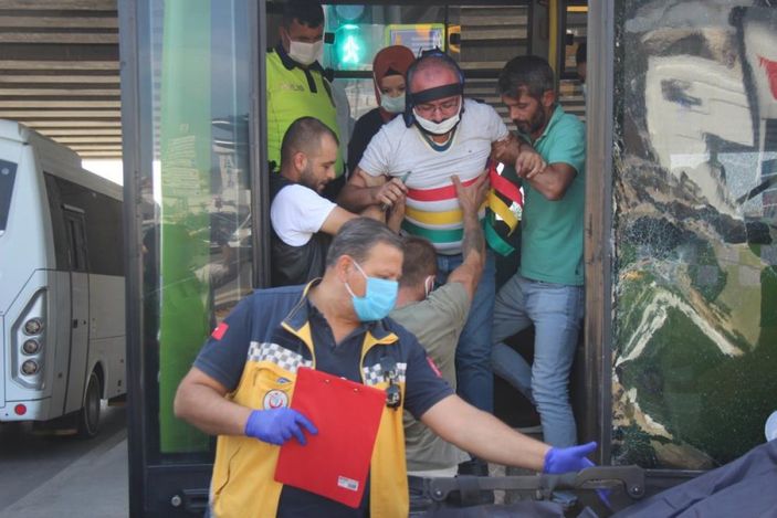 i Kocaeli'de otobüsün kaza yapması sonucu yaralı yolcular kendini kaldırıma attı