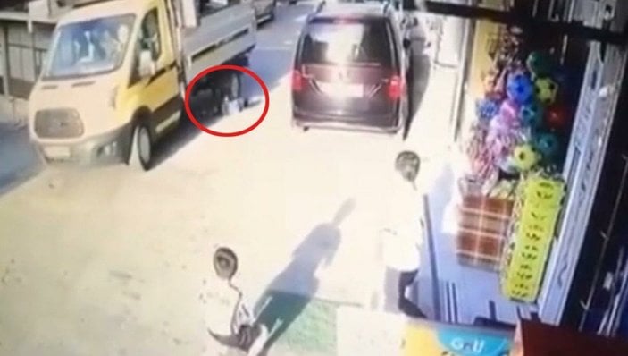 İzmir’de geri manevra yapan kamyonet, 5 yaşındaki çocuğu altına aldı