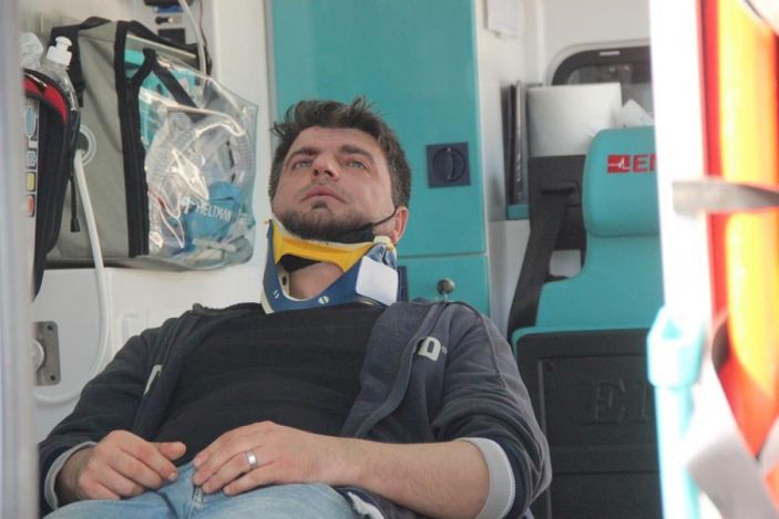 i Kocaeli'de otobüsün kaza yapması sonucu yaralı yolcular kendini kaldırıma attı