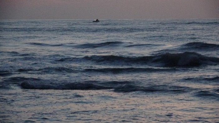 Zonguldak'ta denize giren gençlerden biri kurtarıldı, biri kayıp