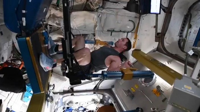 Fransız astronotun uzayda egzersiz yaptığı anlar
