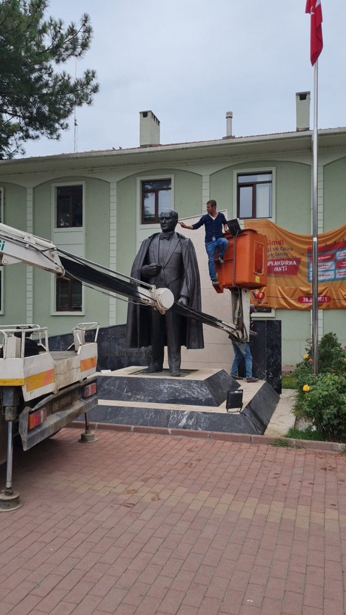 Bursa'daki Atatürk heykeli, ekip çalışmasıyla temizlendi