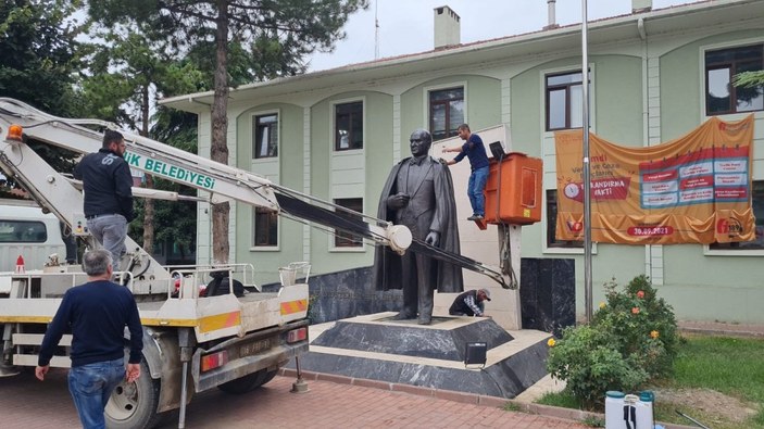 Bursa'daki Atatürk heykeli, ekip çalışmasıyla temizlendi