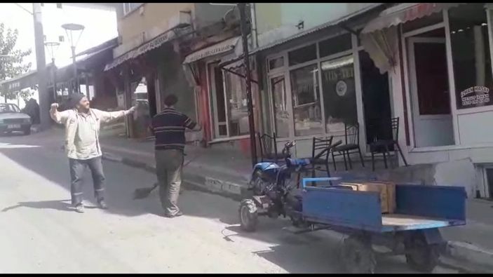 Bursa'daki personel, sokakları göbek atarak temizliyor