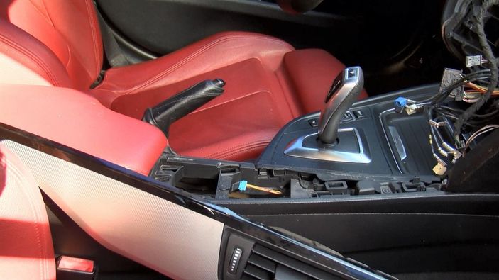 Eyüpsultan’da, otomobilden 1 dakikada 50 bin liralık hırsızlık yapıp kaçtılar